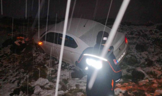 Yoğun kar yağışı nedeniyle kayarak yol dışına çıkan aracı AFAD kurtardı
