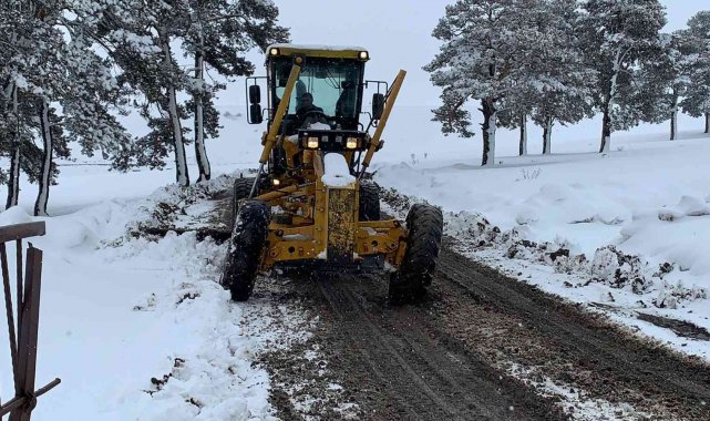 Yoğun kar yağışının ardından 'Orman kahramanları' karla mücadelede de vatandaşın hizmetinde