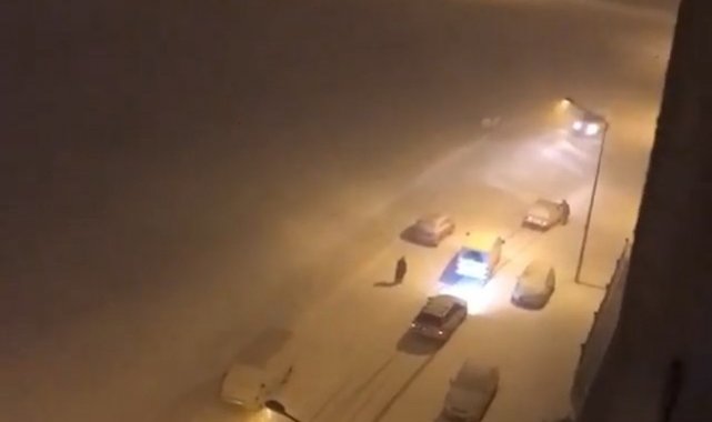 Yokuşta kayan araçlar zor anlar yaşadı