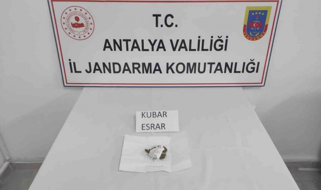 Yolcu otobüsünde esrar taşıyan şahıs, kimlik kontrolünde yakayı ele verdi