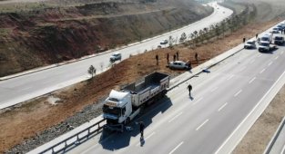 Yolda bozulan aracı tamire geldi; TIR çarptı, hayatını kaybetti!
