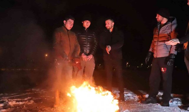 Yolda kalan sürücülerin imdadına mahallenin gençleri koştu