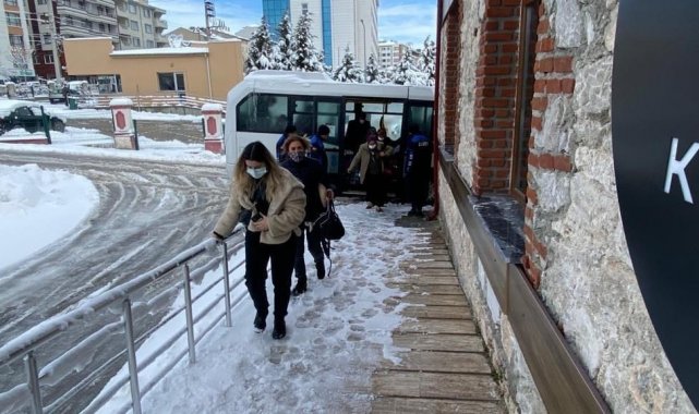 Yolda kalan vatandaşlara sıcak çorba ikram edildi