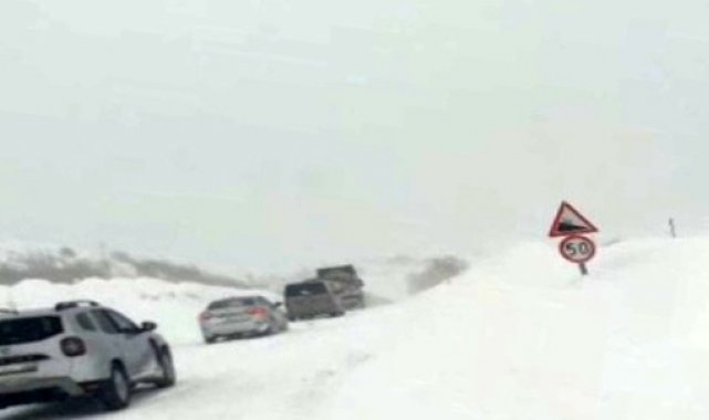 Yoldan çıkan kamyon ulaşımı aksattı