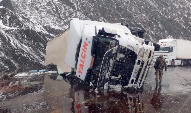 Yoldan çıkan tır devrildi