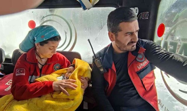 Yolları kapanan köylerdeki hasta bebekler için ekipler seferber oldu