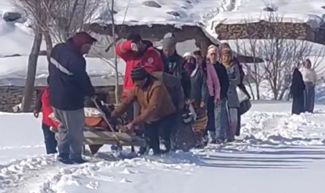 Yolu kapanan mezradaki hasta için ambulans helikopter havalandı