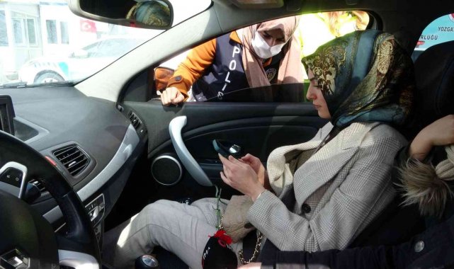 Yozgat'ta, polis ekipleri kadın yolculara karanfil dağıtıp, KADES'i anlattı