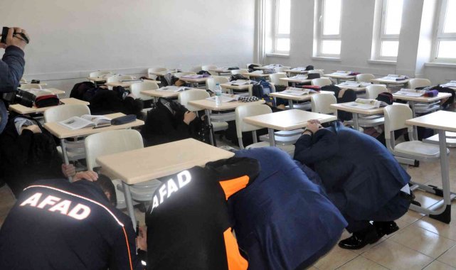 Yozgat'ta tüm okullarda deprem tatbikatı yapıldı