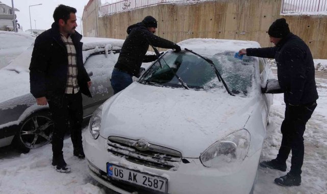 Yüksekova&#039;da araçlar buz tuttu