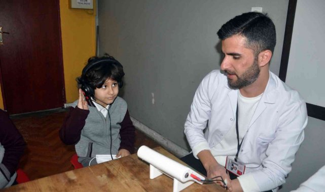 Yüksekova'da ilkokul öğrencileri işitme testinden geçirildi