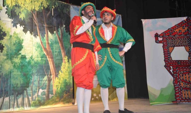 Yüksekovalı çocuklar tiyatro gösterisiyle eğlendi