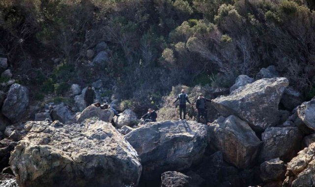 Yunanlıların ölüme ittiği göçmenlerin botu karaya sürüklendi