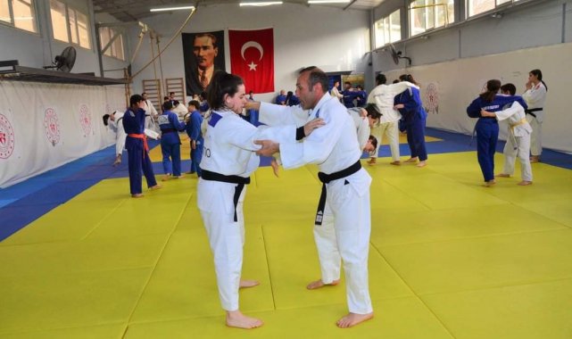 Yunusemre'nin şampiyon kızı bir ayda 3 madalya kazandı