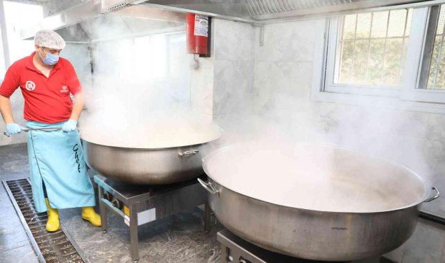 Yüreğir&#039;de kazanlar ihtiyaç sahipleri için kaynıyor