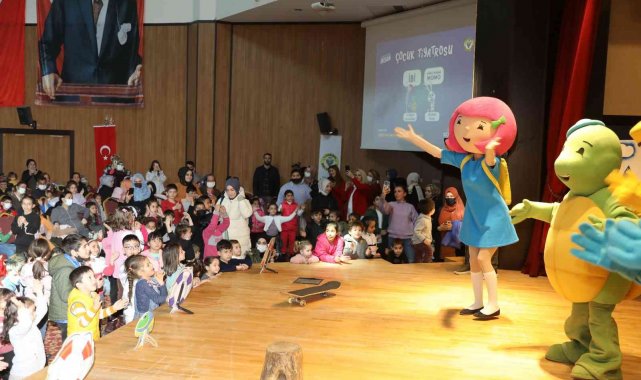 Yüreğirli çocuklar, ekranda gördüklerini sahnede izledi