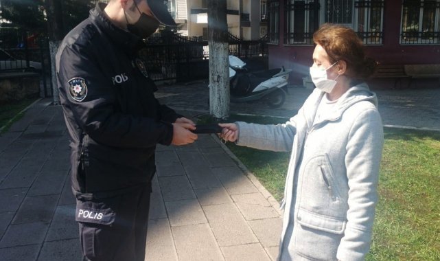 Yürüyüş yaparken bulduğu cüzdanı polise teslim etti