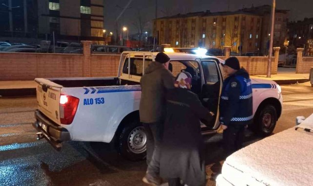 Zabıta ekipleri yolda kalan vatandaşlara yardım elini uzatıyor