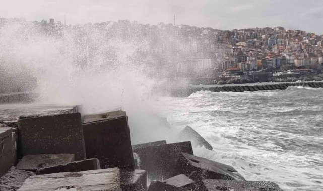 Zonguldak&#039;ta dalgalar liman duvarına ulaştı