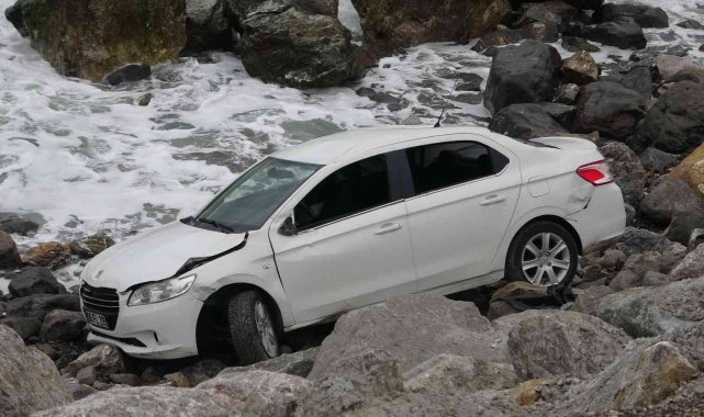 Zonguldak'ta otomobil sahil kenarına uçtu: 1 yaralı