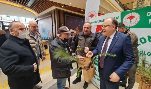 Zonguldak'ta vatandaşlara bin adet fidan dağıtıldı