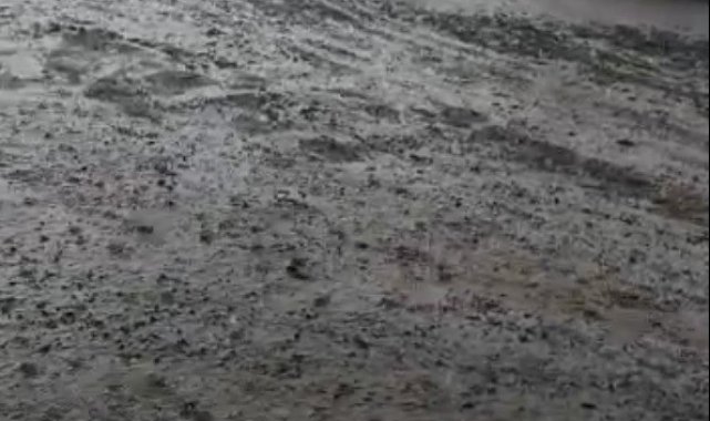 15 dakika yağan dolu ve yağmur sele neden oldu