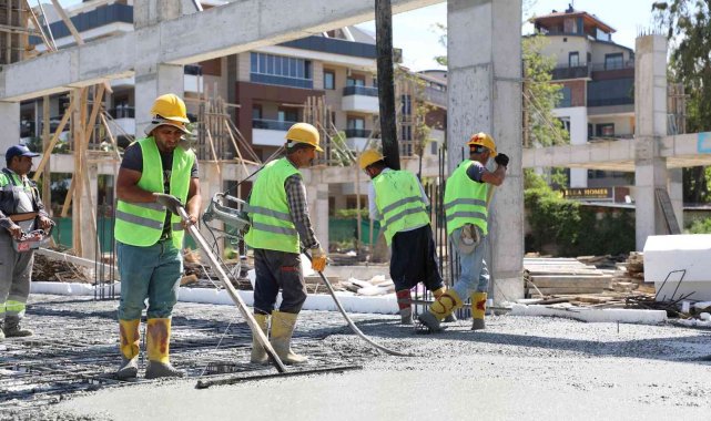 18 farklı spor branşını barındıran Oba Kapalı Spor Kompleksi hızla yükseliyor