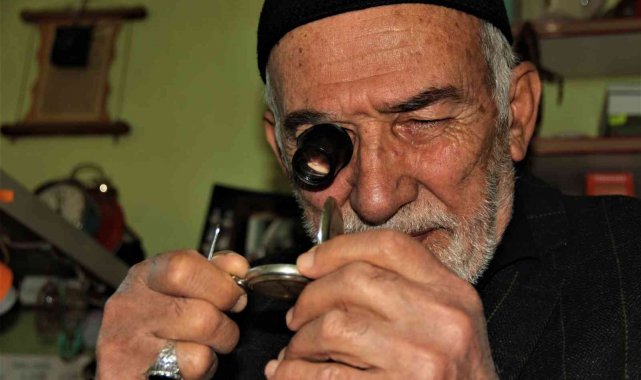 20 metrekarelik dükkânda yarım asırdır zamana ayar veriyor