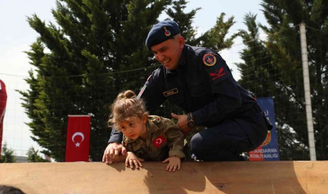 23 Nisan çocukları komando parkurunda ter döktü