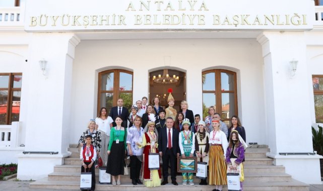 23 Nisan için Dünyanın dört bir yanından gelen çocuklar, Başkan Böcek'le buluştu