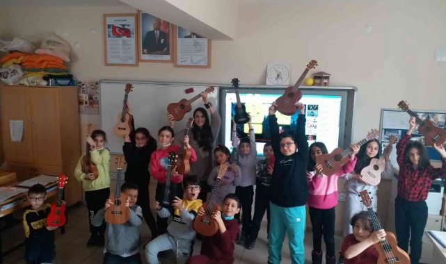 23 Nisan için özel şarkı bestelediler