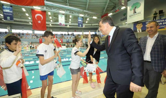 23 Nisan yüzme yarışlarında kulaç attılar