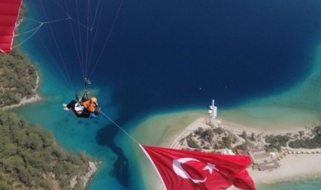 23 Nisan'da 1200 metre yükseklikte Türk bayrağı açtılar