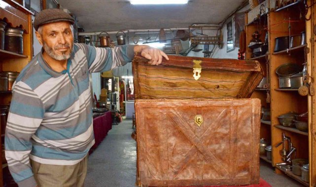 32 yıldır peşinden koştuğu antikalarını satıyor