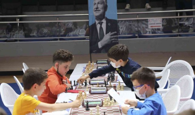 450 satranç tutkunu çocuk kıyasıya mücadele etti