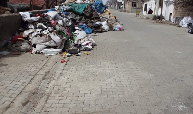 60 yaşındaki kadının evinden 2 kamyon çöp çıkarıldı