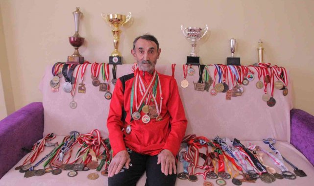 77 yaşındaki Murat Altun'un spor azmi, bir oda dolusu madalyası var