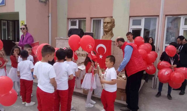 7A Yapı Market 23 Nisan'da bin 500 öğrenciyi sevindirdi