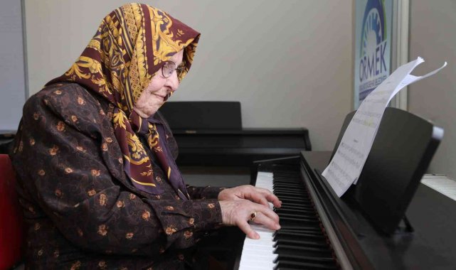 86 yaşında piyano kursuna başladı