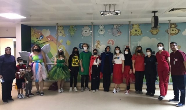 ADÜ'lü öğrencilerden hastanede tedavi gören çocuklara moral desteği