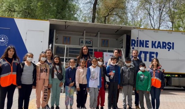 AFAD simülasyon tırında deprem eğitimi