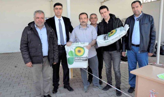 Afyonkarahisar'da 13 bin 400 kilogram ayçiçek tohumu dağıtıldı