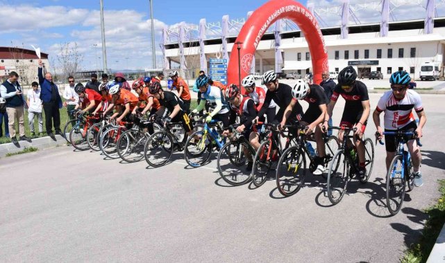 Afyonkarahisar'da okullar arası bisiklet yarışları tamamlandı
