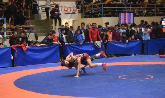Afyonkarahisar&#039;da U11-U13 Türkiye Güreş Şampiyonası devam ediyor