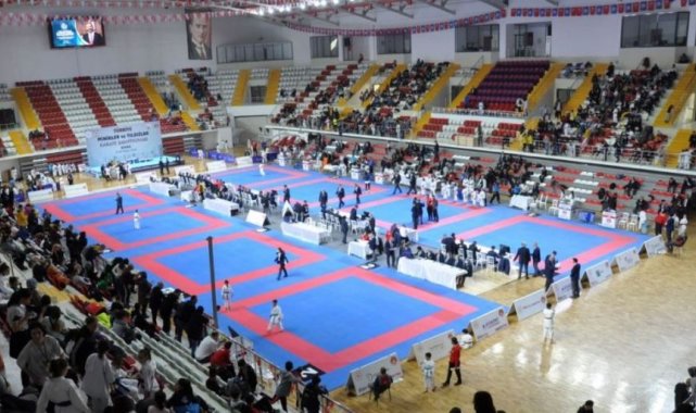 Afyonkarahisarlı karatecilerden Sivas&#039;ta büyük başarı