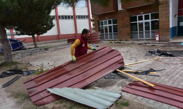 Ahlat&#039;ta fırtına çatıları uçurdu