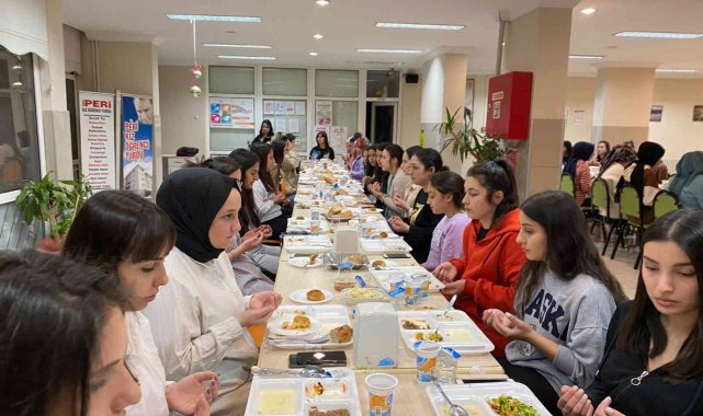 Ahmetli Kaymakamı Kurt, üniversite öğrencileriyle iftar açtı