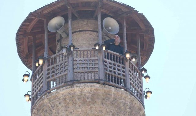 Ahşap şerefeli minarede Ramazan geleneğini sürdürüyor