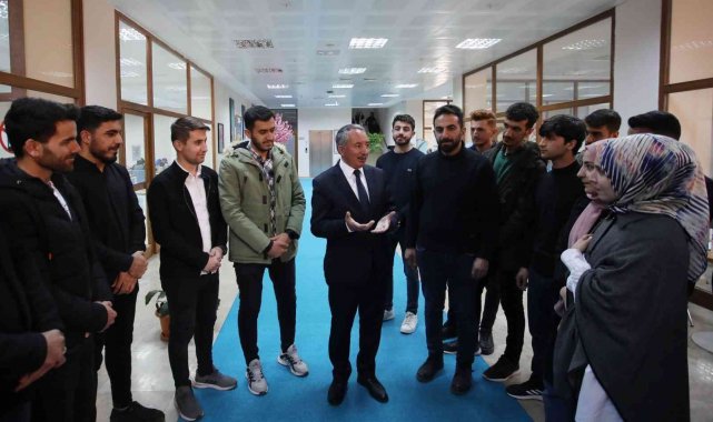 AİÇÜ Rektörü Karabulut, öğrencilere kitap ve satranç takımı hediye etti