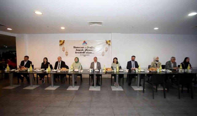 AİÇÜ Rektörü Prof. Dr. Karabulut, öğrencilerle iftarda bir araya geldi